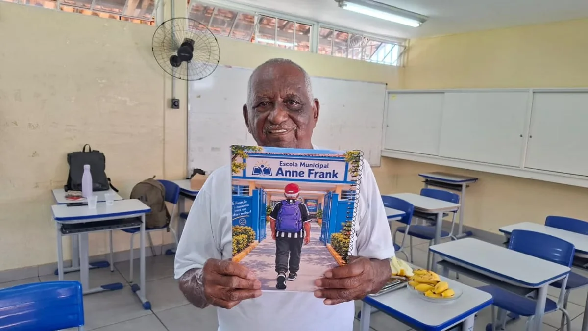 Aos 92 anos, aluno celebra aniversário na escola onde estuda há sete anos em BH