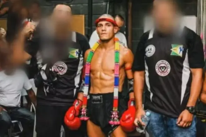 Lutador de muay thai é morto a tiros em bar após ser confundido com agressor no Rio