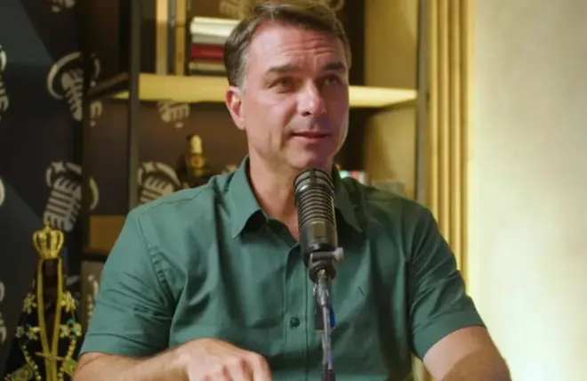 Flávio Bolsonaro compara fake news sobre Nossa Senhora Aparecida a “facada”