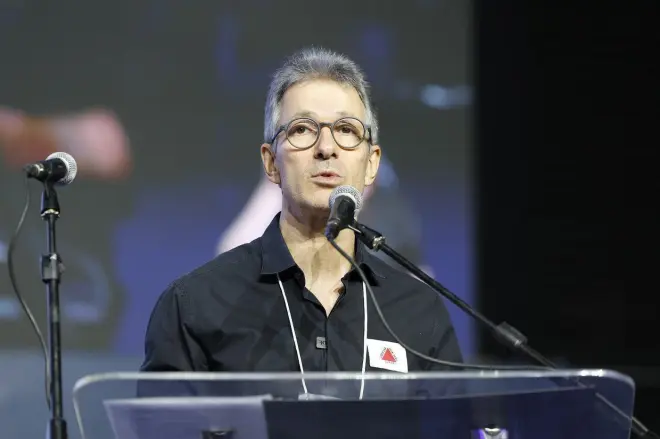 Zema é pressionado a desistir da disputa presidencial para apoiar Flávio Bolsonaro