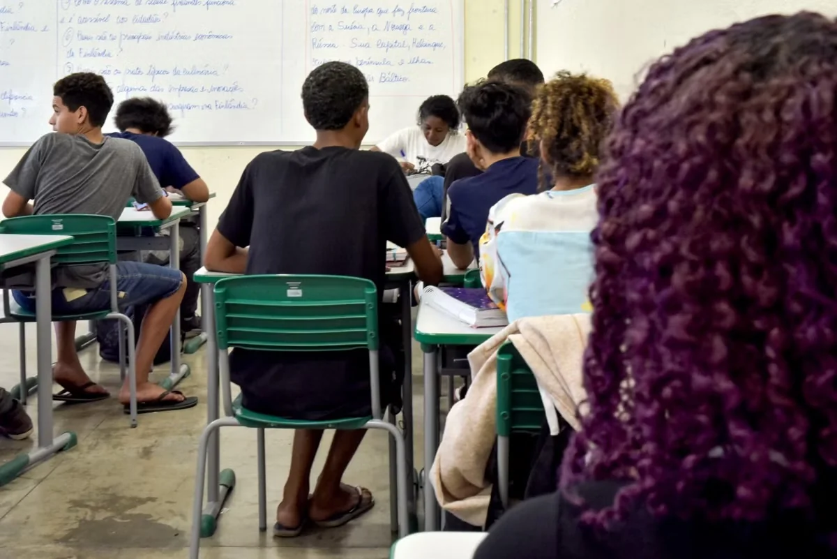 Um em cada cinco jovens abandona o ensino médio antes de concluir
