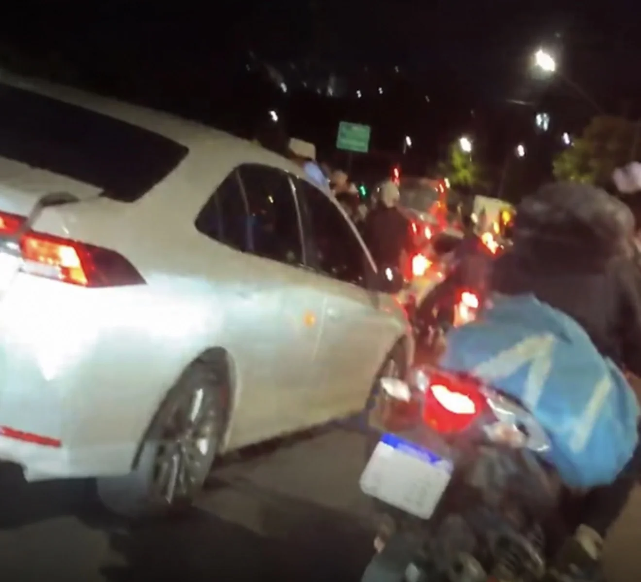 VÍDEO: Motorista passa mal, bate em árvore e capota em BH