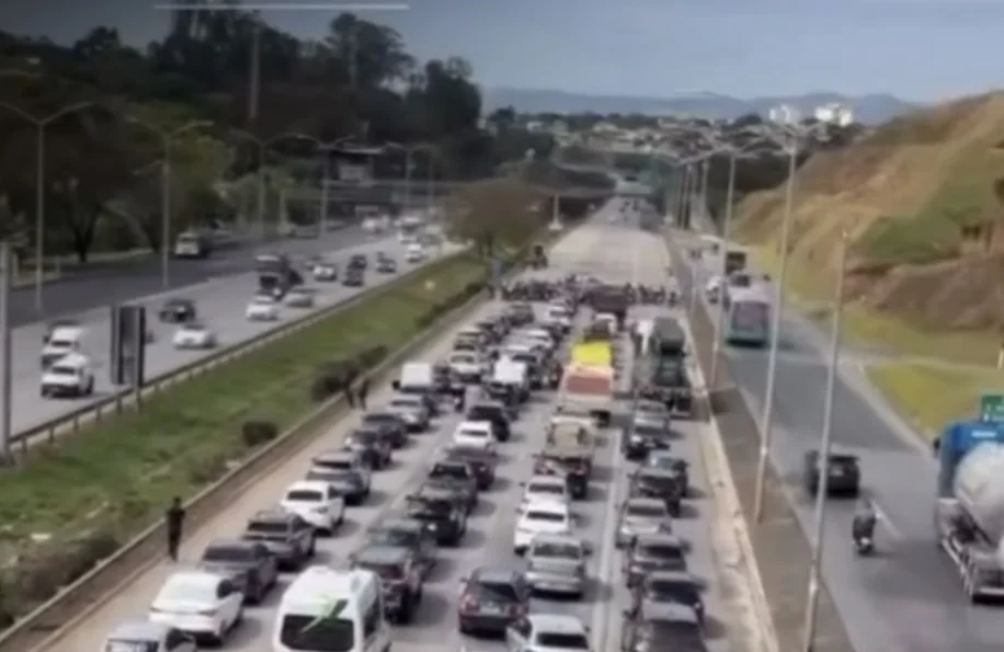 VÍDEO: Acidente na MG-010 deixa trânsito em alerta no sentido Belo Horizonte