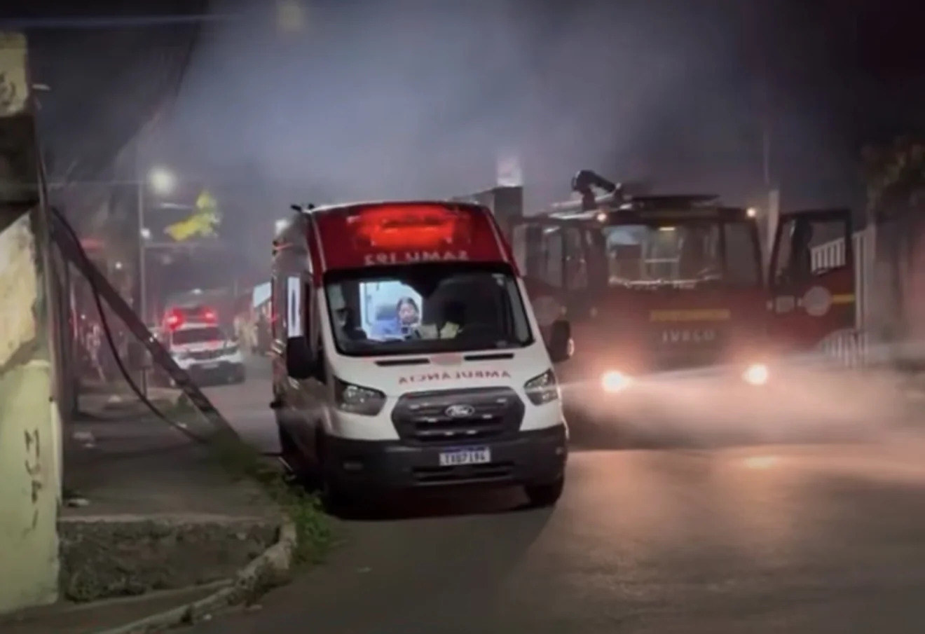 VÍDEO: Casa pega fogo durante a noite e mobiliza equipes no bairro Felipe Cláudio, em Pedro Leopoldo