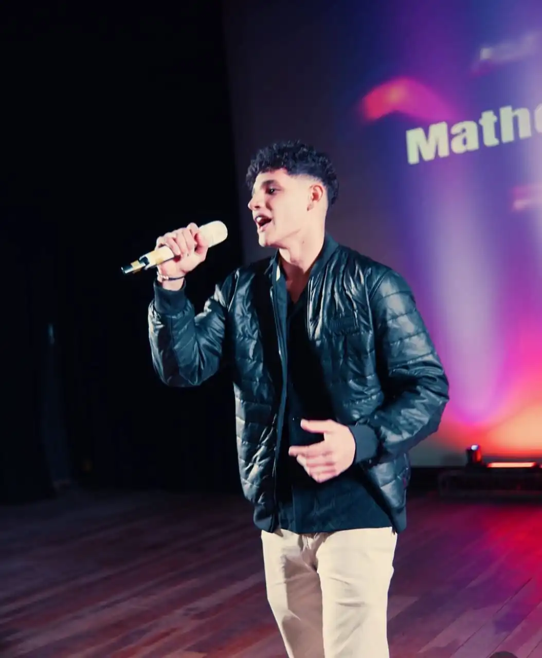 Jovem cantor gospel de Matozinhos lança 8ª canção com sonoridade country