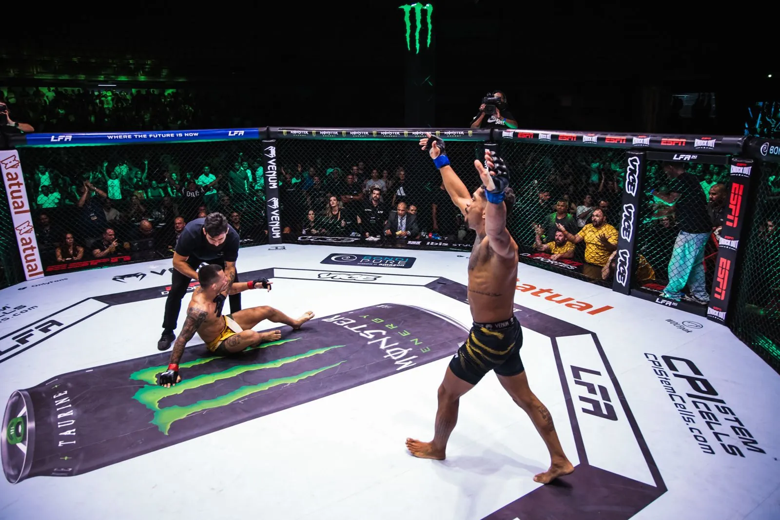 LFA 241: Rafael Pereira nocauteia Vinicius Pires e conquista cinturão mundial em Belo Horizonte