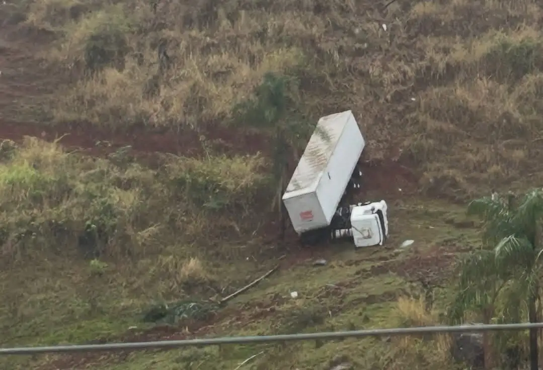 Caminhão tombou na BR-381 em Nova Era; motorista fica ferido e carga é saqueada