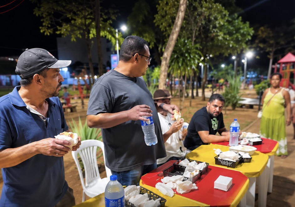 VÍDEO: Desafio do hot dog movimenta praça em Pedro Leopoldo