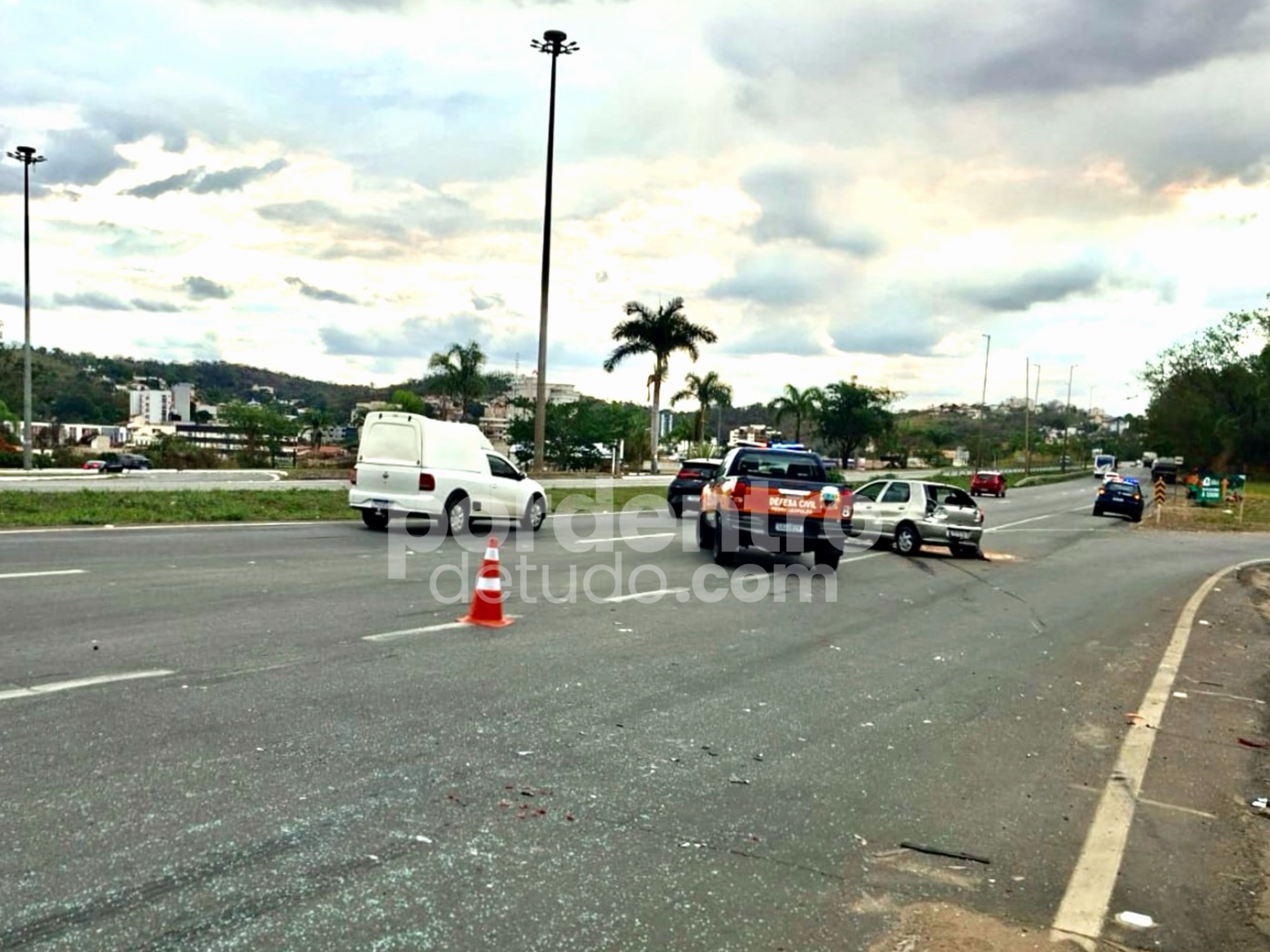 Acidente entre carreta e carro deixa três feridos na MG-424