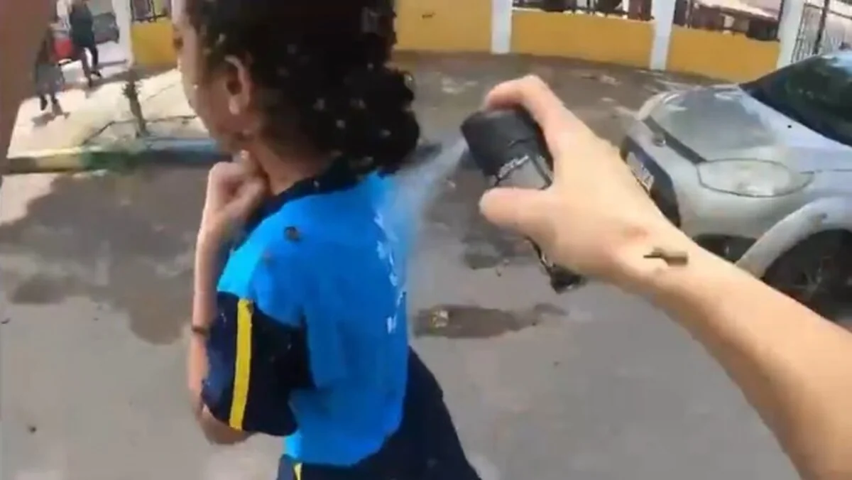 Motoboy salva menina atacada por enxame de abelhas e recebe reconhecimento na cidade