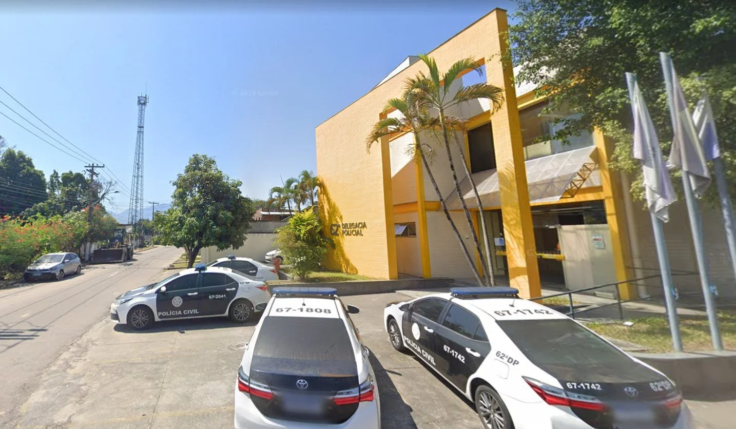 Bebê de 5 meses é arremessado pelo pai em calçada; ele permanece preso
