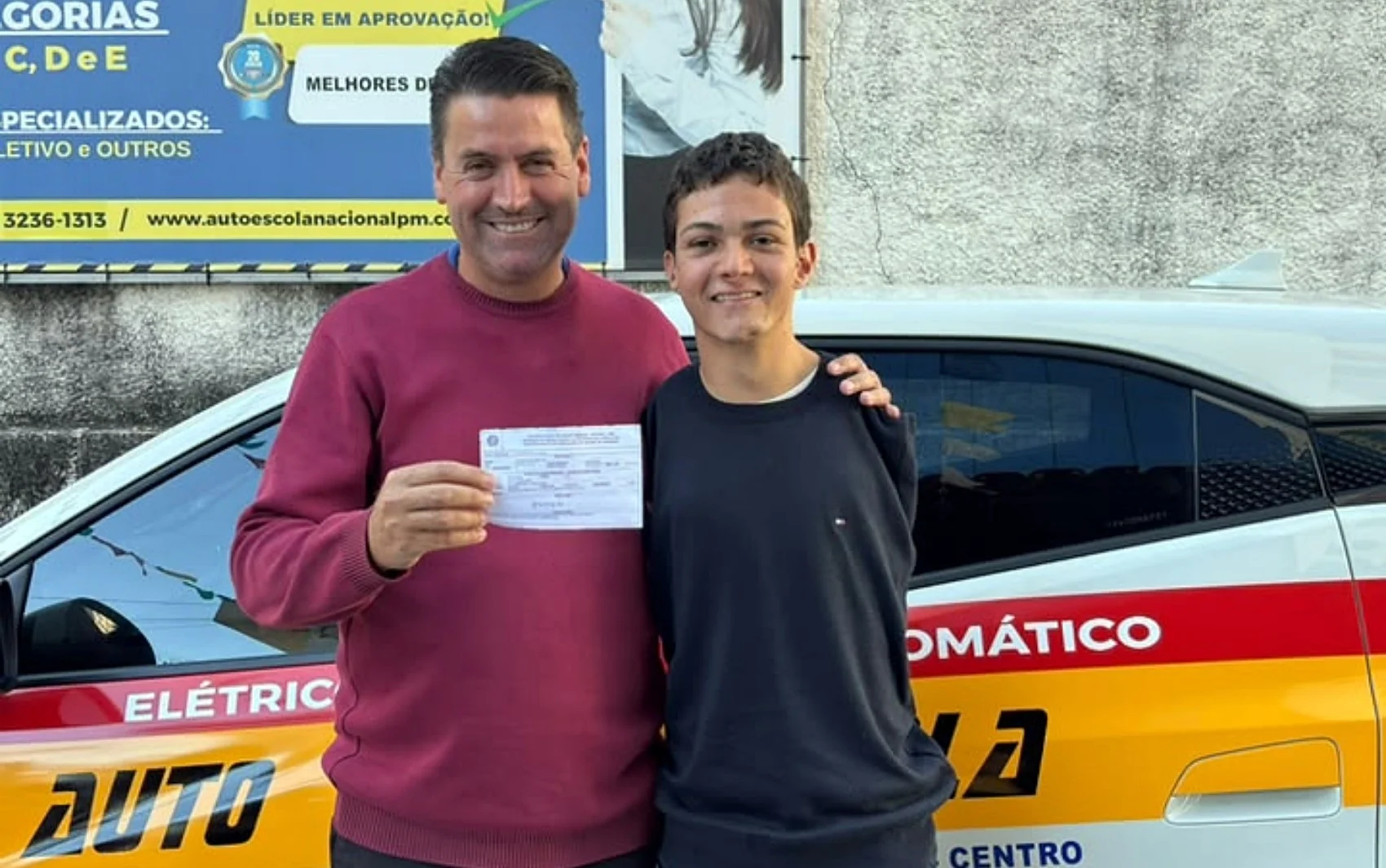 Jovem nascido sem os braços conquista CNH após aprender a dirigir com os pés, em MG