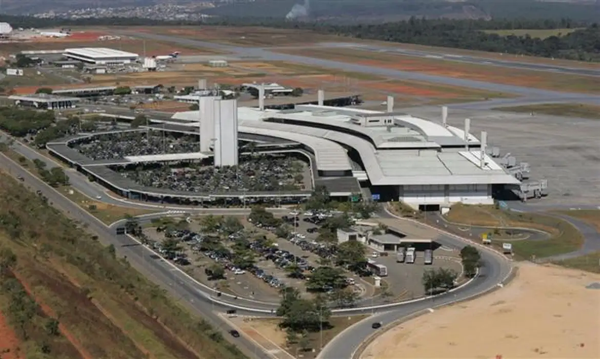 Aeroporto de Confins retoma operações após buraco na pista