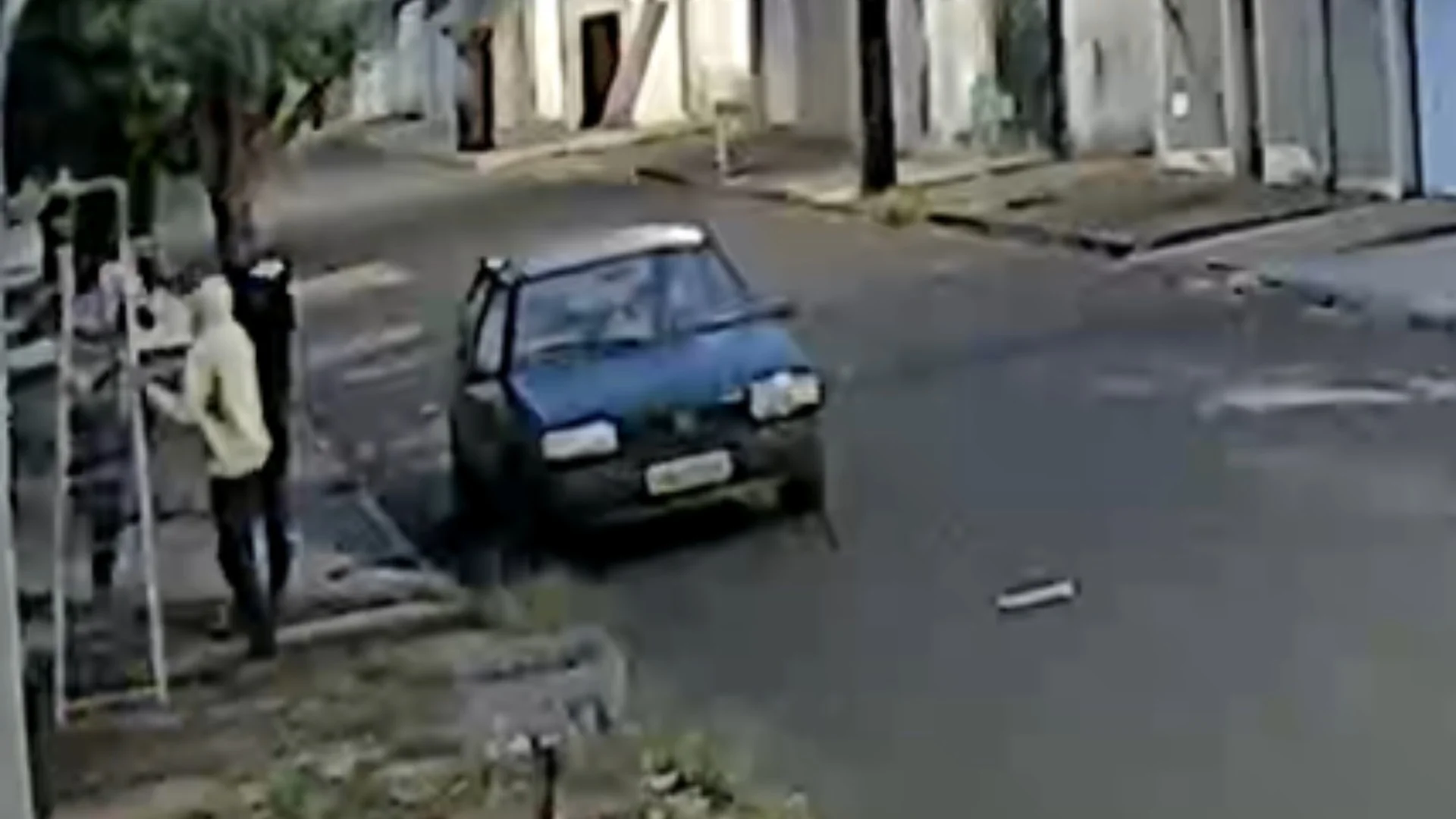 Assaltantes invadem casa usando escada para acordar morador e perguntar onde está o dinheiro em MG