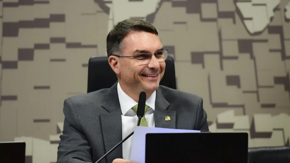 Flávio Bolsonaro supera Lula e vence em Pedro Leopoldo com 51% dos votos