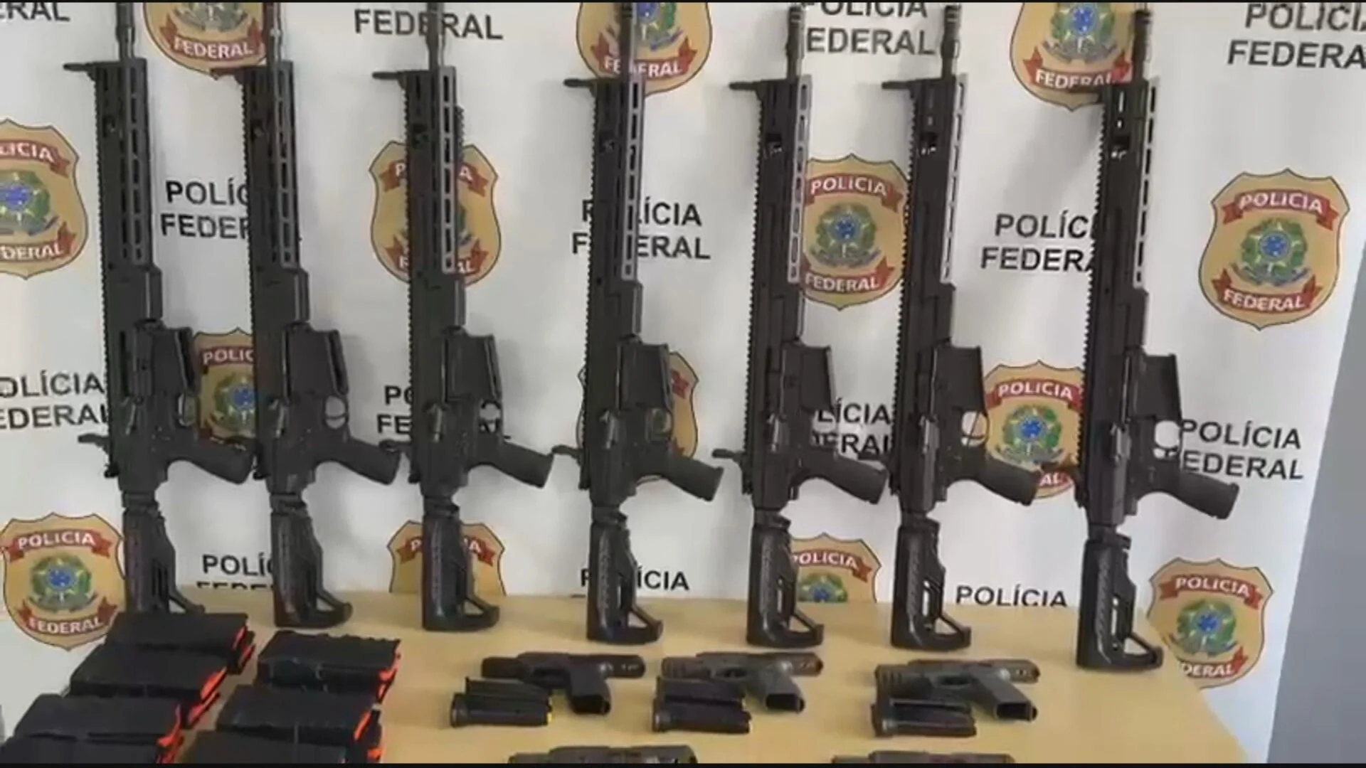 PF apreende quatro fuzis em transportadora durante operação contra fraudes na compra e registro de armas