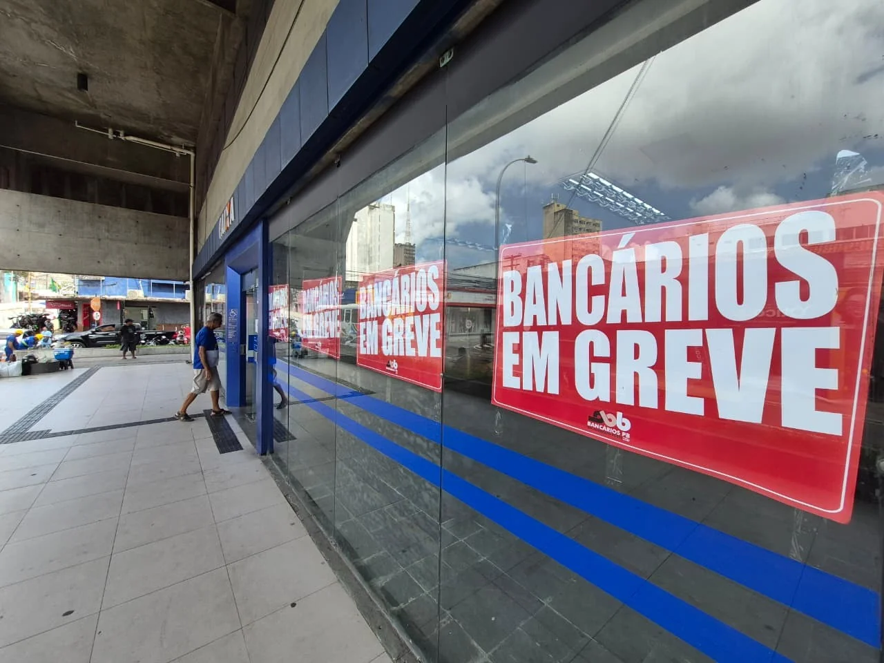 Greve da Caixa continua sem prazo para acabar; agências de Matozinhos e Pedro Leopoldo estão fechadas