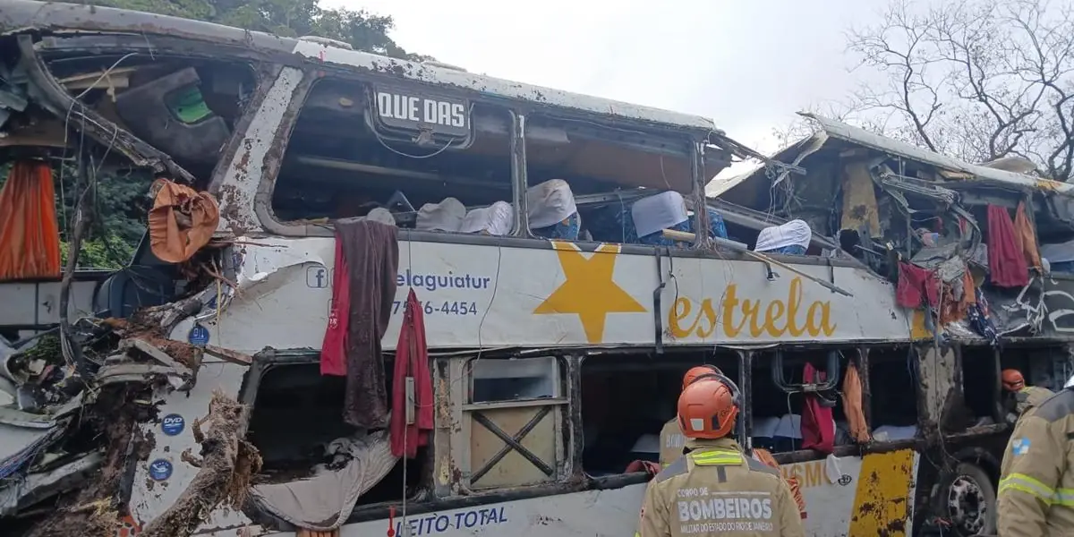 Ônibus de turismo tomba na BR-040, deixando dez mortos