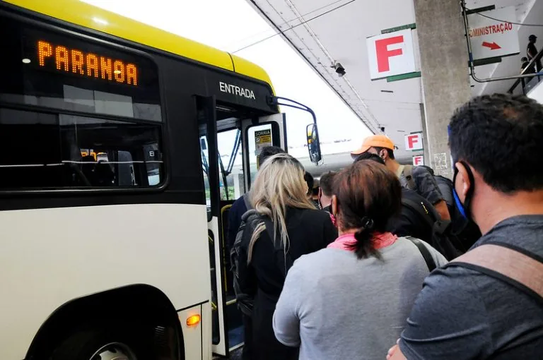 Projeto institui política de transporte digno para combater a superlotação