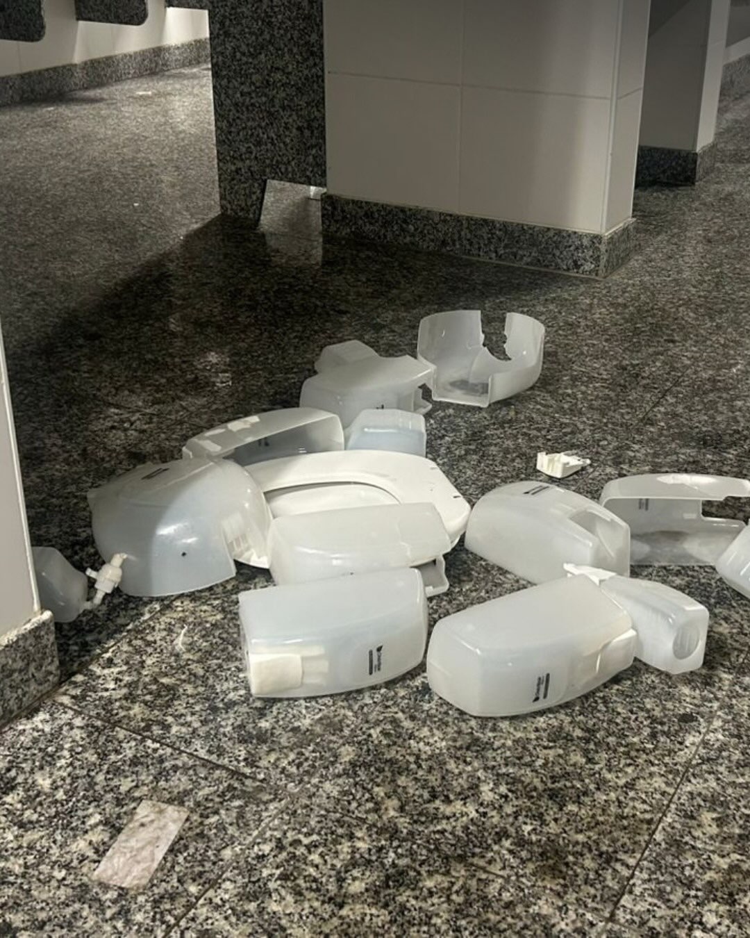 Setor do Cruzeiro na Arena MRV termina com cadeiras e banheiros danificados