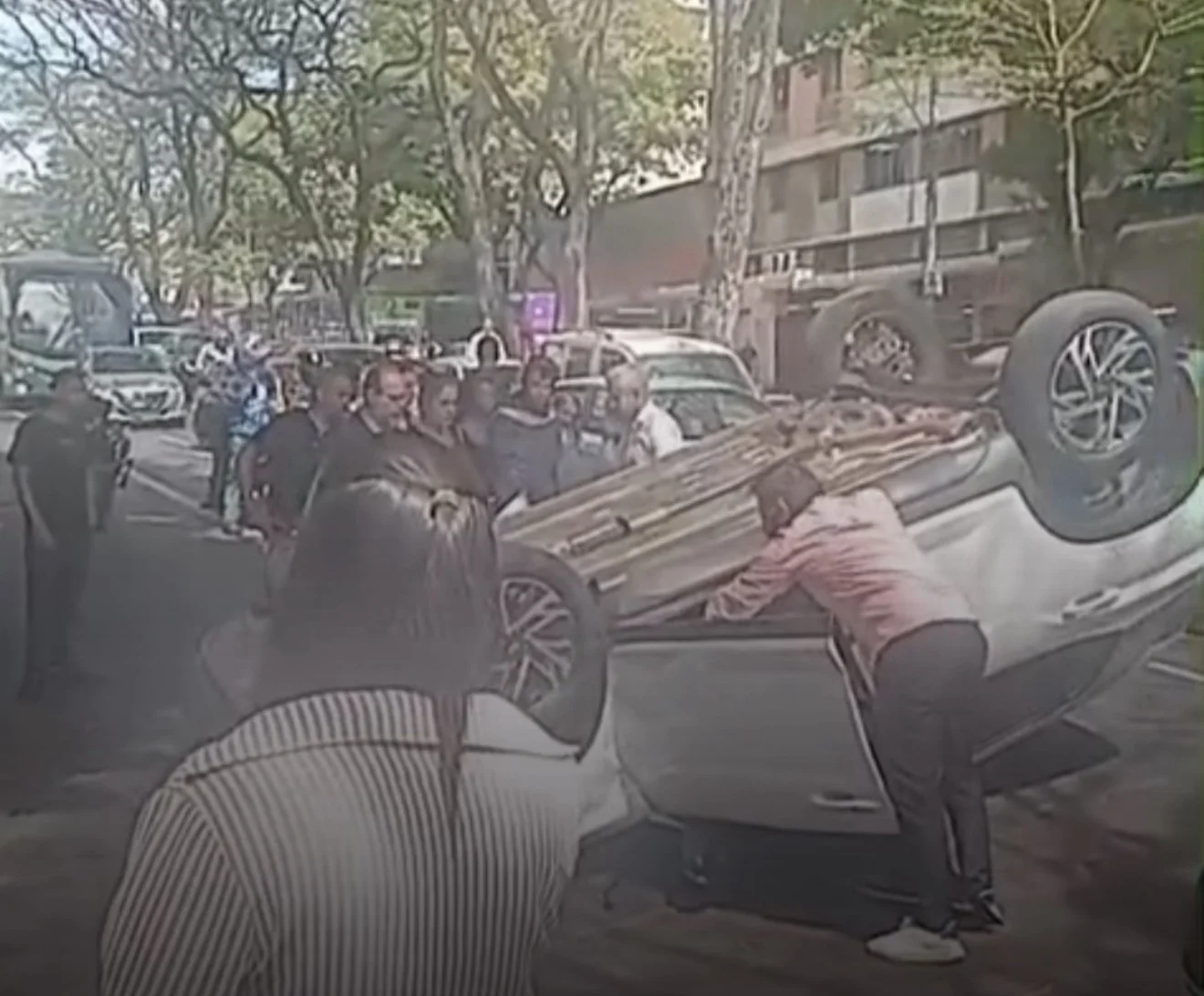 Capotamento deixa duas pessoas presas em veículo na Savassi