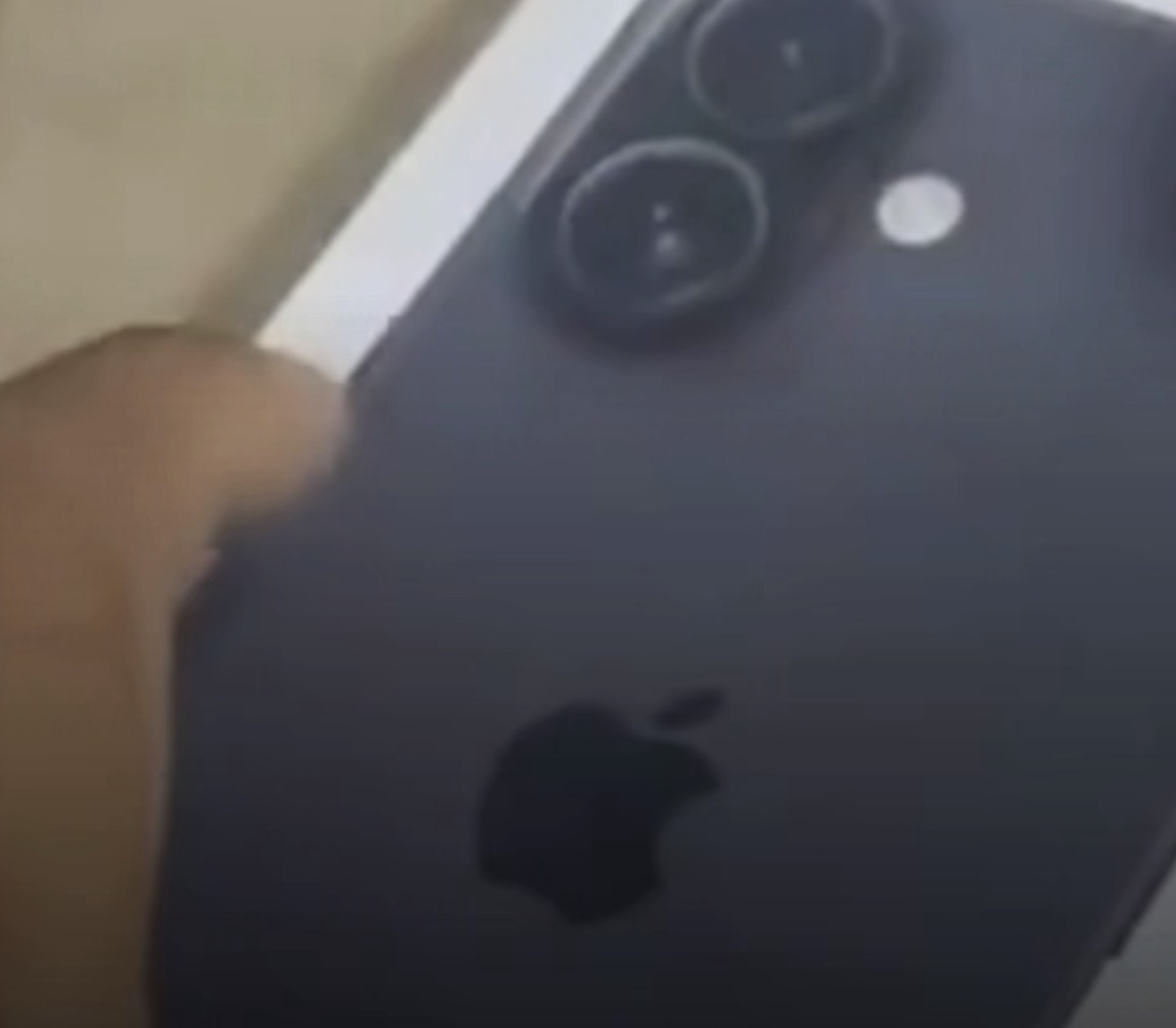 VIRALIZOU: Comprou iPhone 16 e recebeu bolinhas de gude no lugar