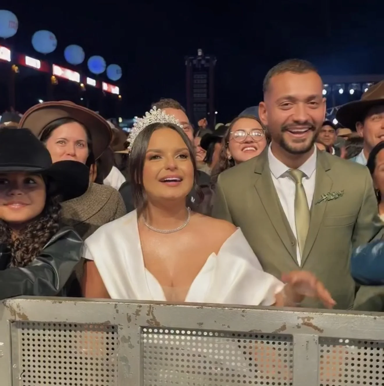 VÍDEO: Recém-casados trocam festa por modão após cerimônia em Sete Lagoas