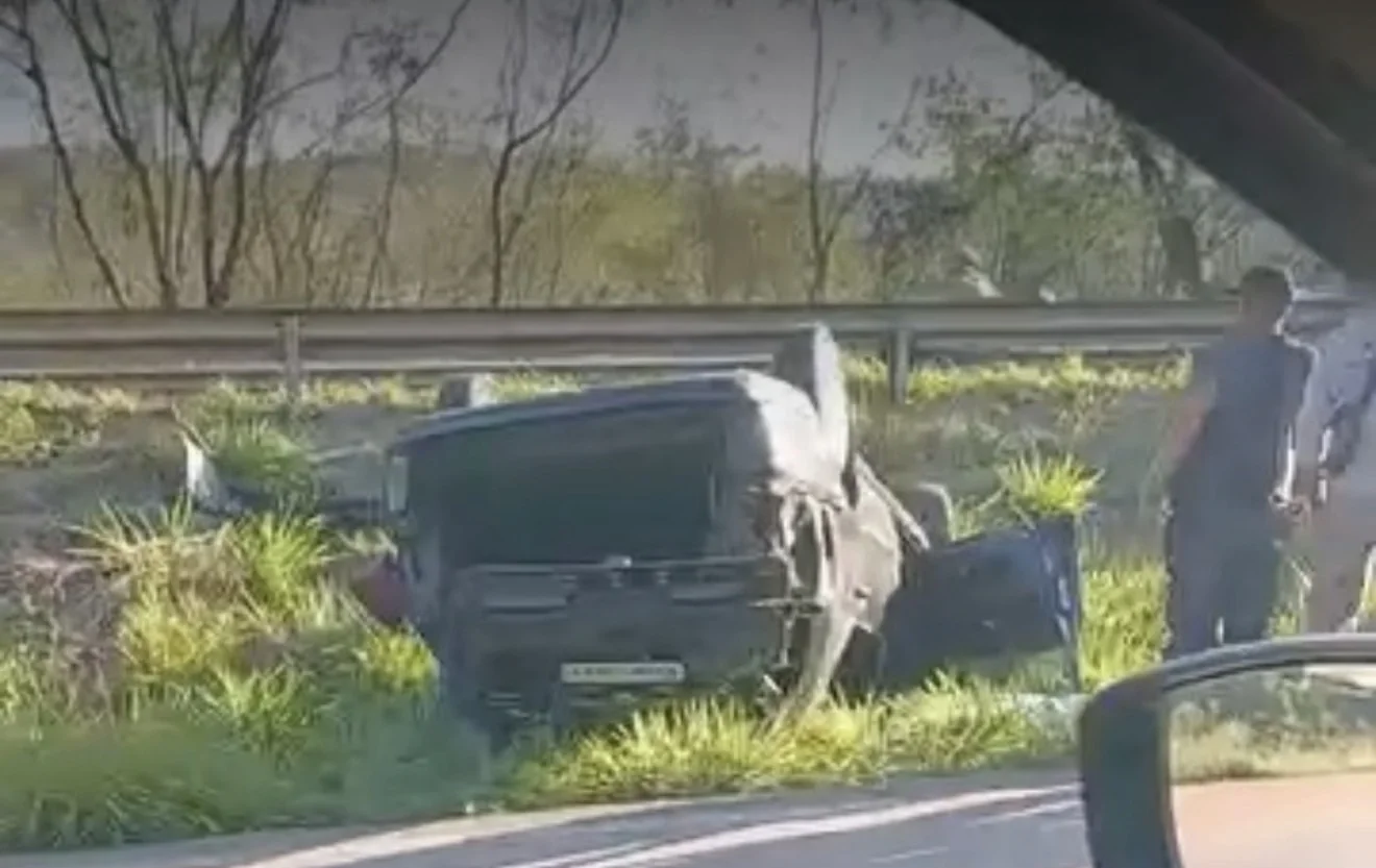 VÍDEO: Capotamento de veículo é registrado na MG-424 em Pedro Leopoldo
