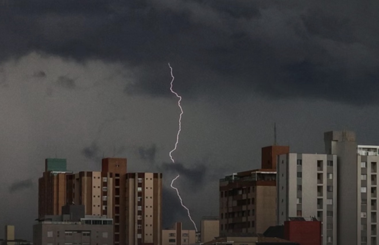 Chuva forte e ventania colocam BH e RMBH em alerta