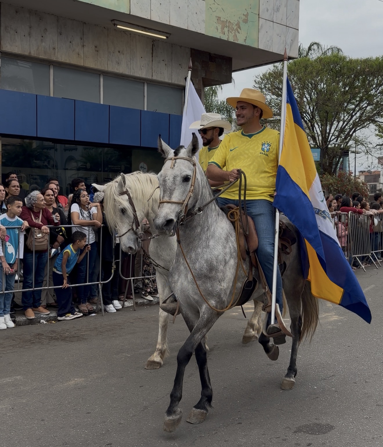 VÍDEO: Com prefeito Ítalo Borges a cavalo, desfile termina com cavalgada