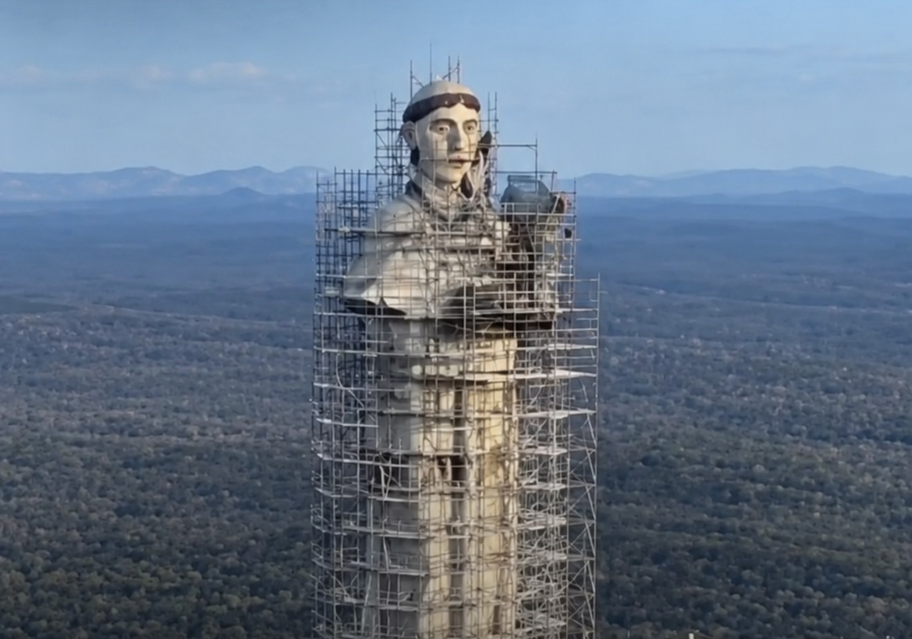 VÍDEO: Santo Antônio gigante ganha cabeça após quase 40 anos