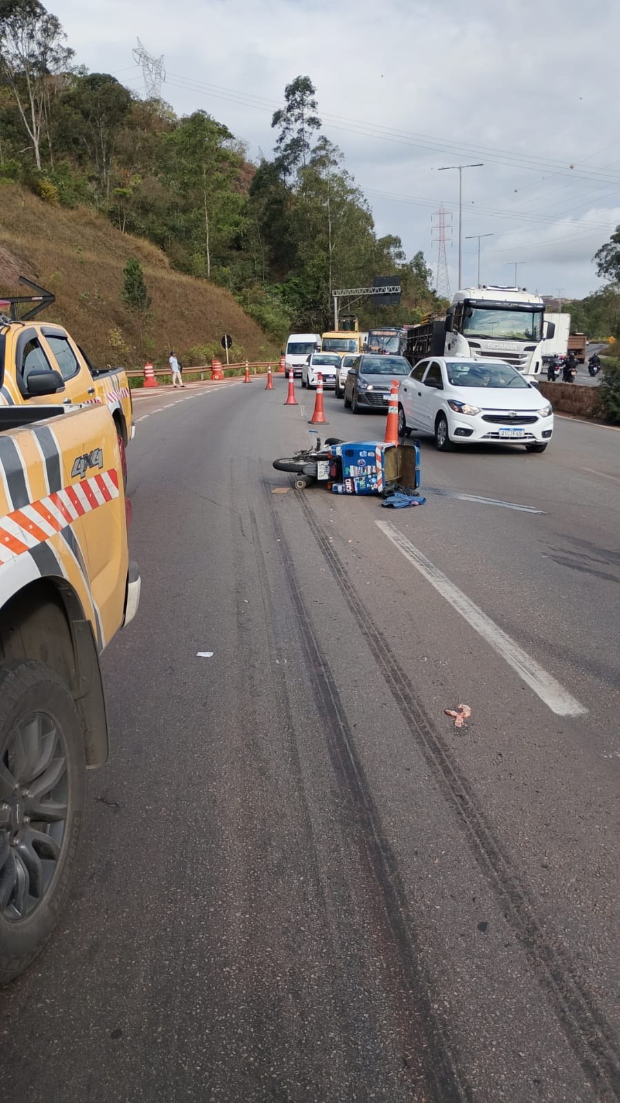 Motociclista morre após ser atingido por carreta em BH