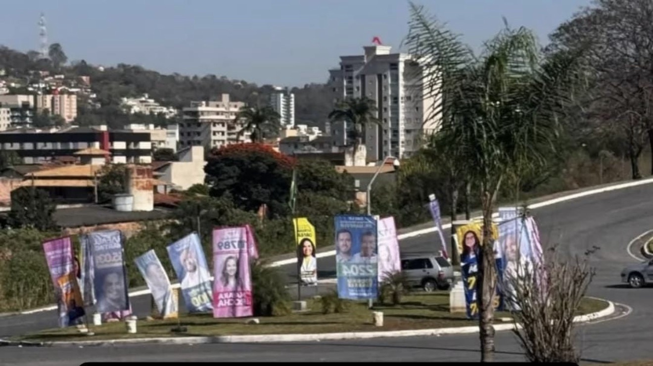 Moradores questionam excesso de bandeiras na entrada de Pedro Leopoldo