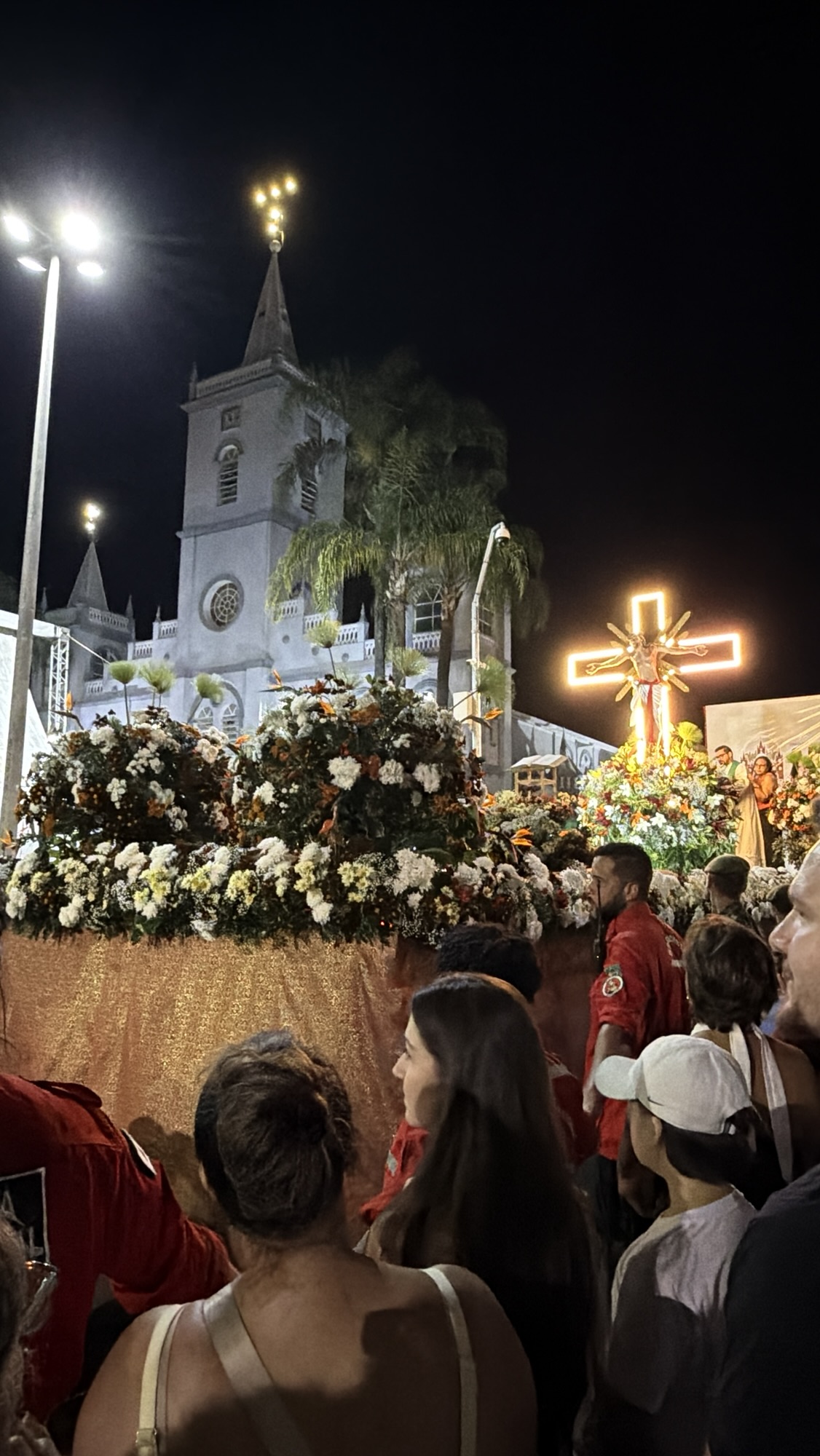 VÍDEO: Flores emocionam fiéis após bênção do Senhor Bom Jesus
