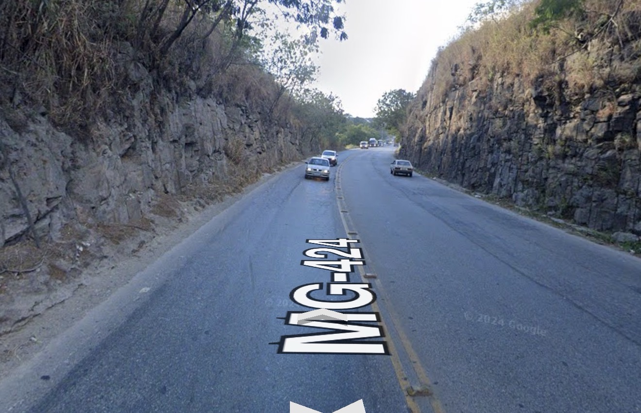 Pedra cai de barranco e deixa MG-424 perigosa em Pedro Leopoldo