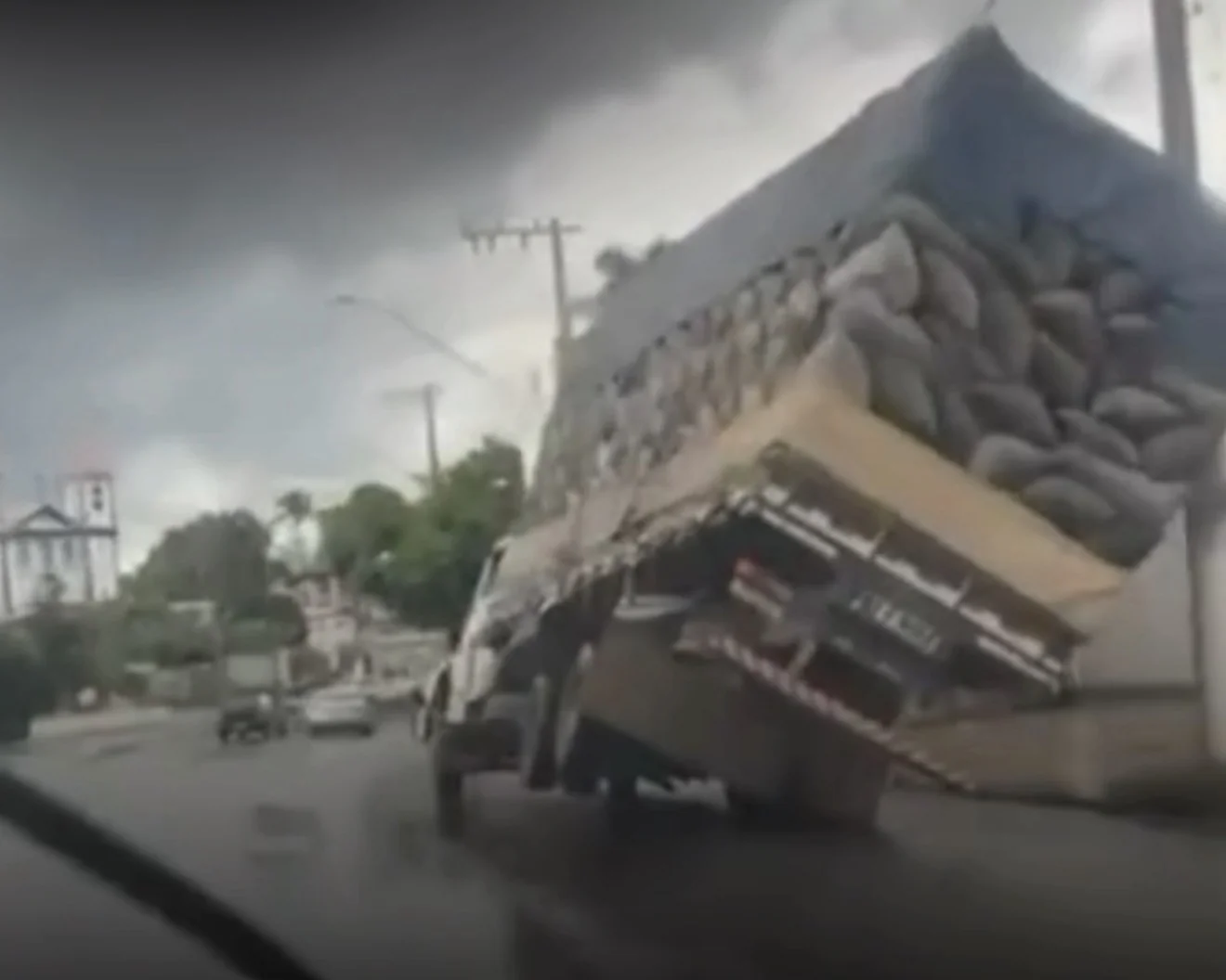 VÍDEO: Caminhão carregado com carvão tomba e assusta motoristas em Sete Lagoas