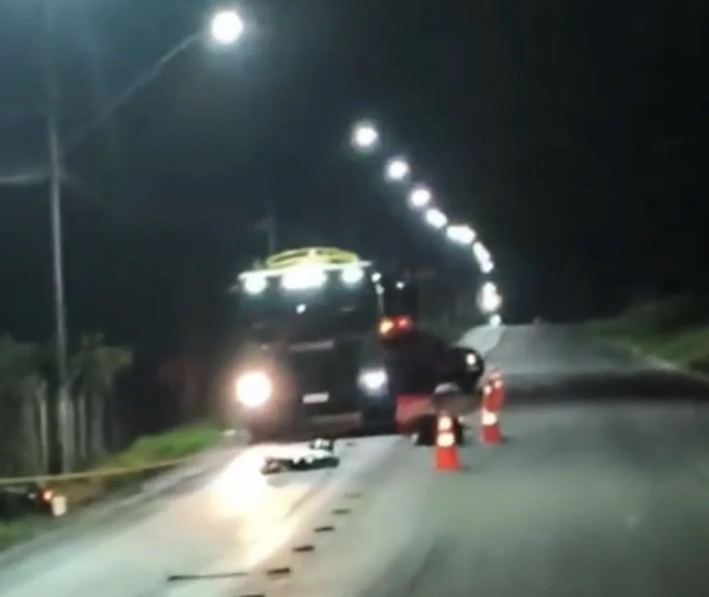 VÍDEO: Motociclista morre após bater de frente com caminhão em Pedro Leopoldo