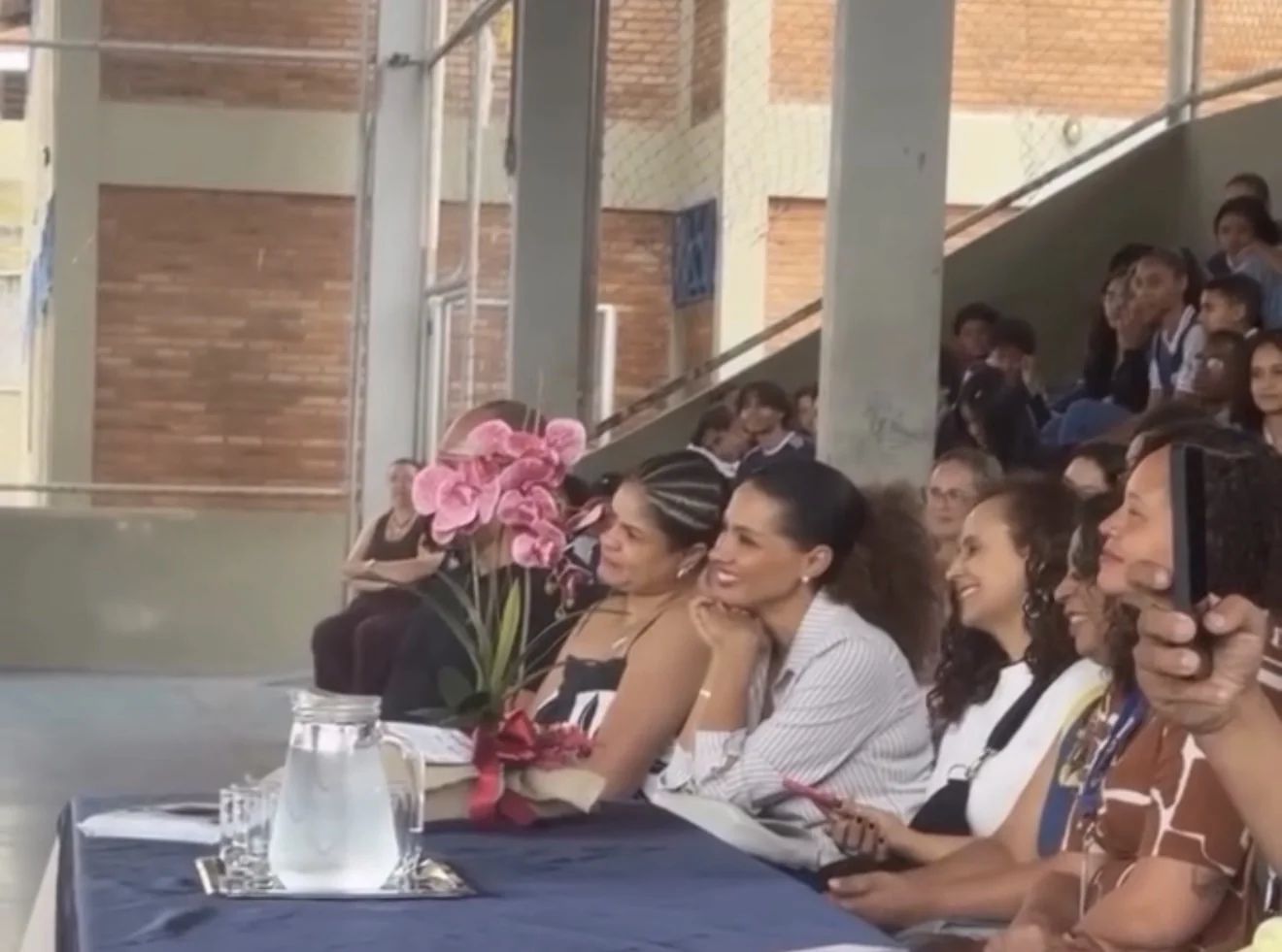 VÍDEO: Jornalista Aline Aguiar é homenageada por alunos em escola de Vespasiano