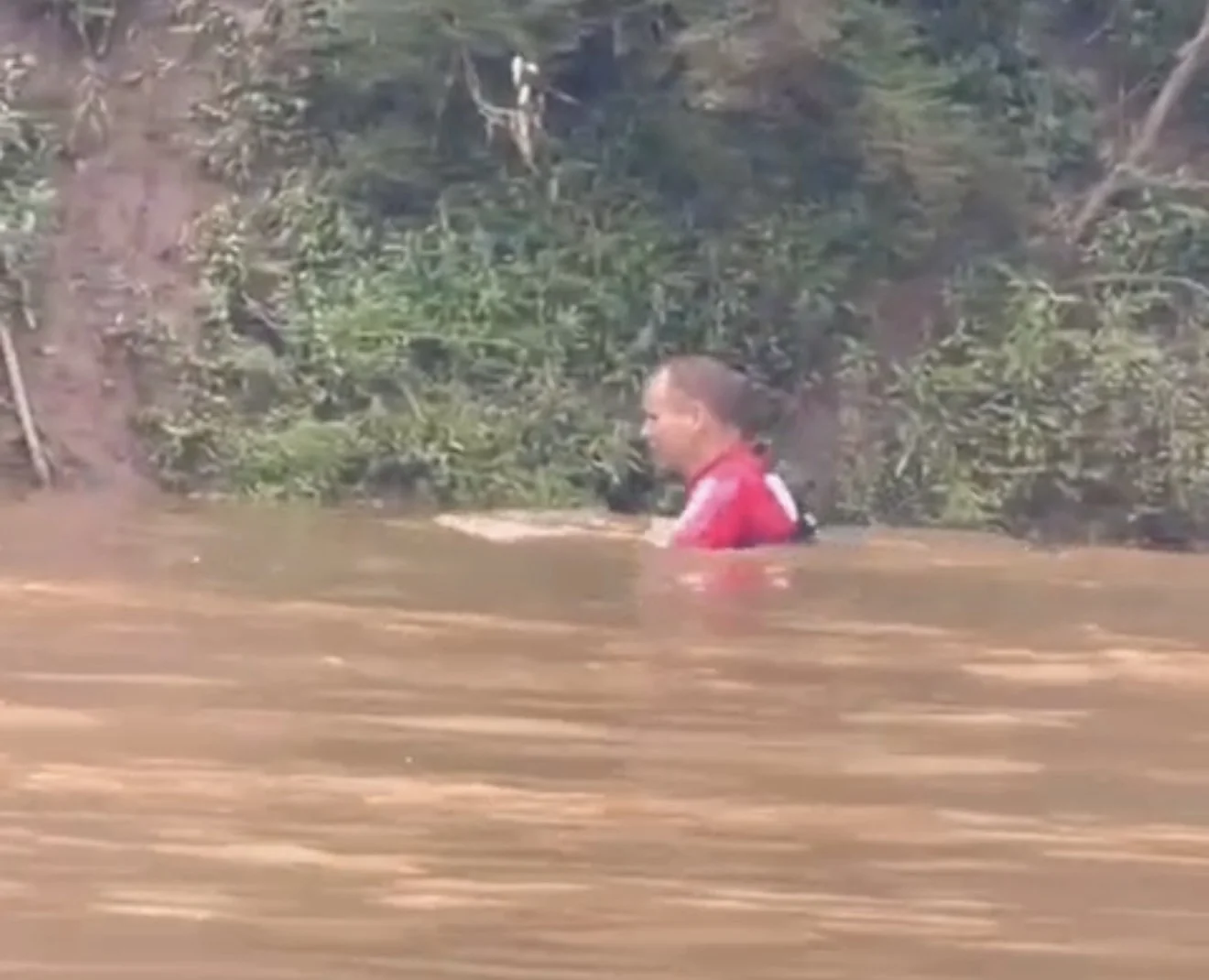 VÍDEO: Homem desaparece após entrar no Rio Paraopeba em Brumadinho