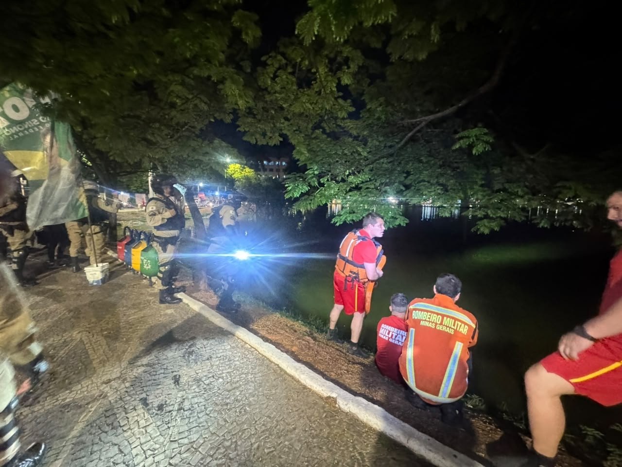 Homem é resgatado após entrar na Lagoa do Paulino, em Sete Lagoas