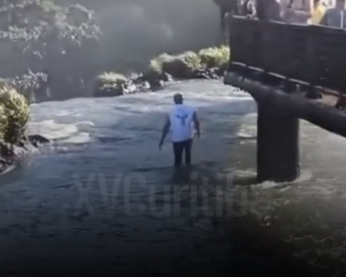 VÍDEO: Turista é multado em R$ 7,8 mil após entrar nas águas das Cataratas do Iguaçu para pegar celular