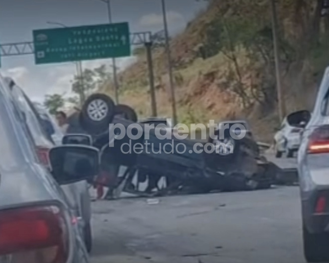 VÍDEO: Acidente com capotamento deixa trânsito complicado na MG-010, próximo à Cidade Administrativa