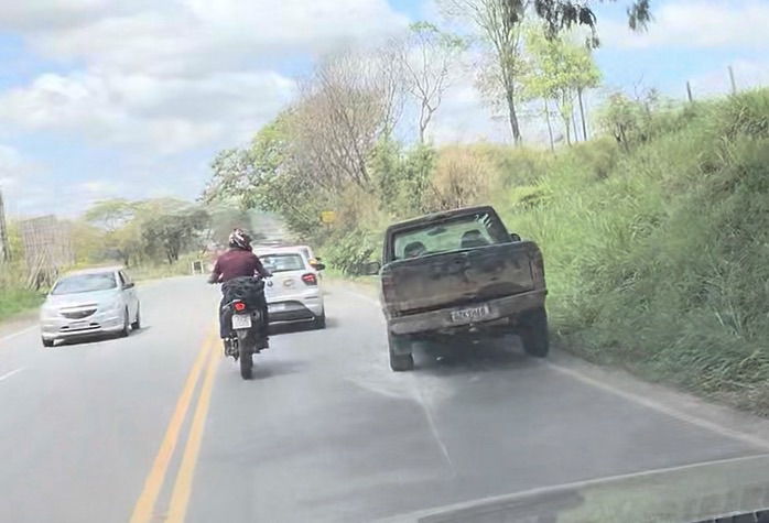 VÍDEO: Caminhonete perde roda dianteira e fica parada no meio da pista na MG-424