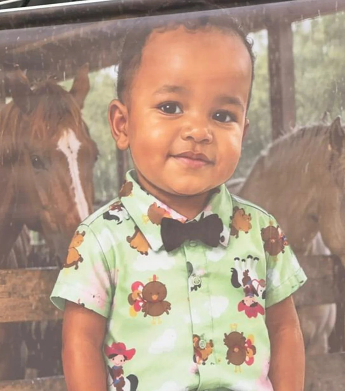 Carro invade calçada, mata menino de 2 anos e deixa irmã ferida; motorista é espancado e morre no local
