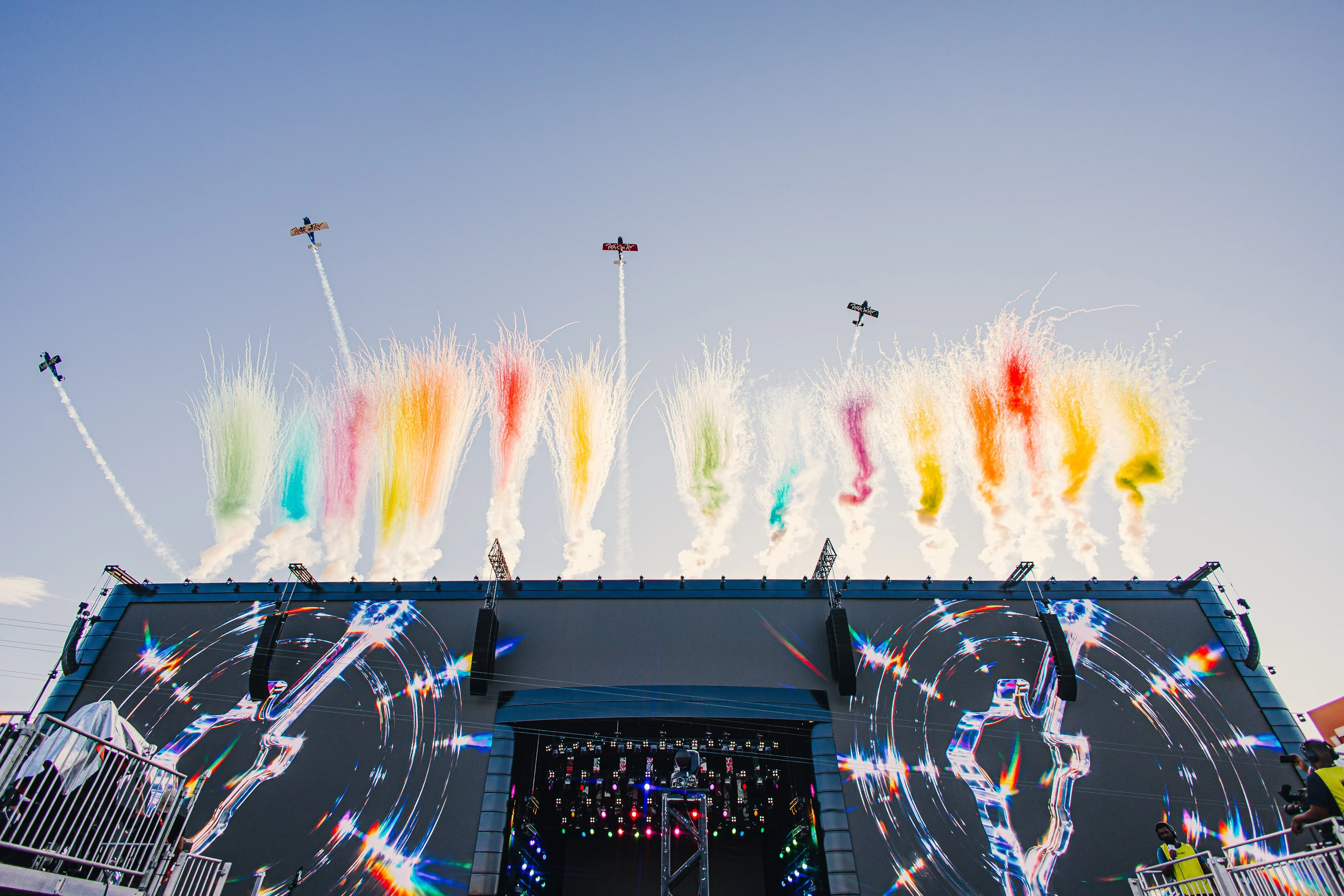 Aviões acrobáticos executam apresentação no Rock in Rio; pacote de experiência custa R$ 25 mil por pessoa