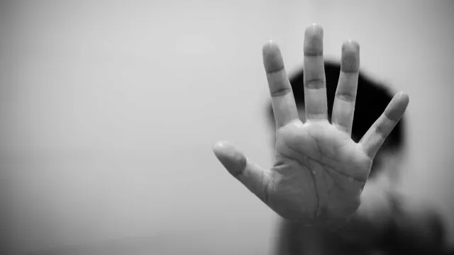 Dois homens são presos após menina de 12 anos denunciar abusos dentro de casa
