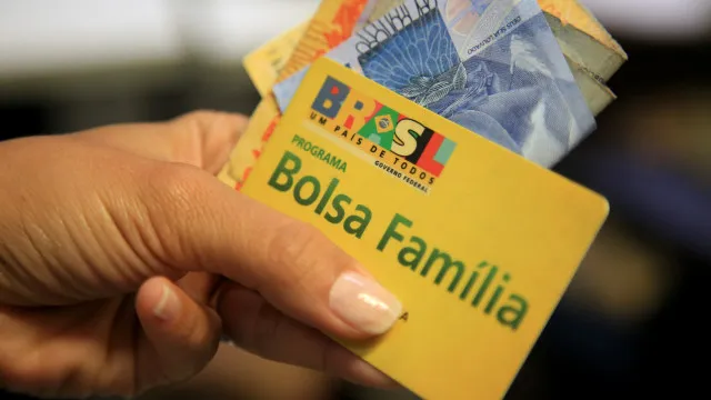 Reajuste de 15% no Bolsa Família é anunciado; veja como ficará o benefício