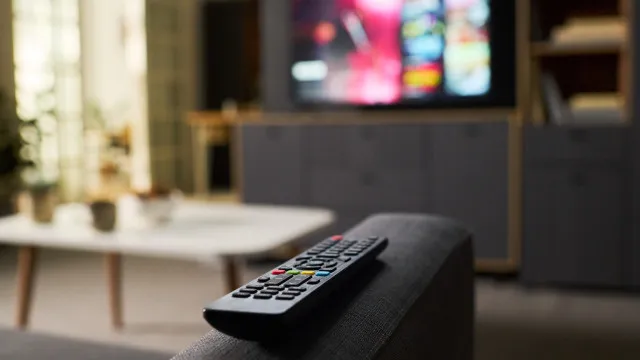 Desligar a TV da tomada pode reduzir consumo; standby nem sempre é eficiente