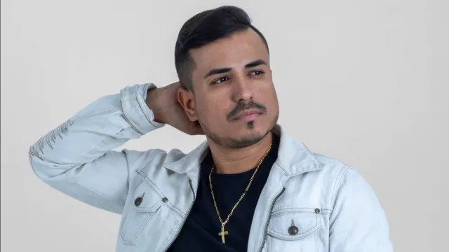 Cantor sertanejo morre após grave acidente de carro em SP