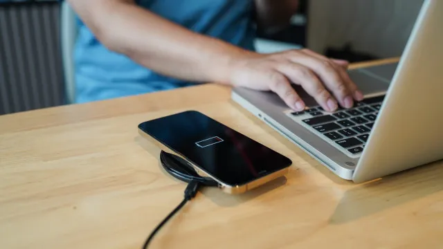 Carregamento com fio ou sem fio: qual preserva mais a bateria do celular?